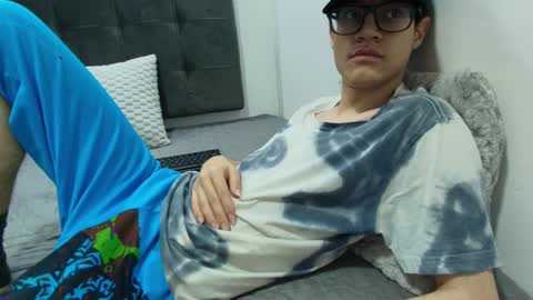 Snapshot of wolfan_sky chatting on 03-04-25, 10:57 W O L F online show from 03-04-25, 10:57