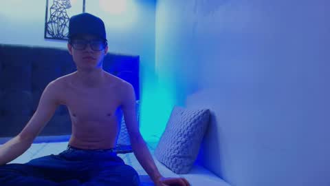 Snapshot of wolfan_sky chatting on 03-07-25, 11:29 W O L F online show from 03-07-25, 11:29