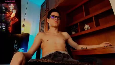 Snapshot of wolfan_sky chatting on 10-04-25, 11:41 W O L F online show from 10-04-25, 11:41