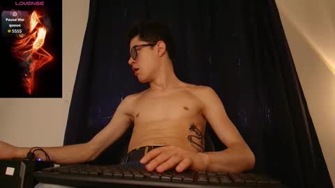 Snapshot of wolfan_sky chatting on 10-07-25, 11:51 W O L F online show from 10-07-25, 11:51