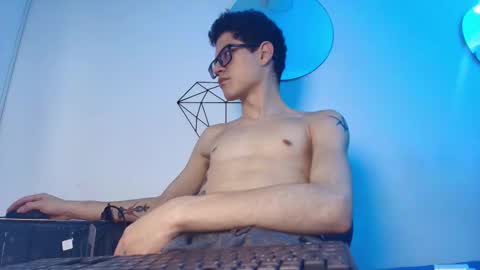 Snapshot of wolfan_sky chatting on 10-21-25, 11:33 W O L F online show from 10-21-25, 11:33