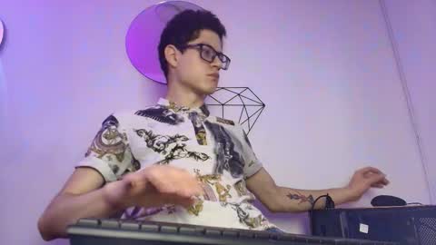 Snapshot of wolfan_sky chatting on 10-22-25, 11:54 W O L F online show from 10-22-25, 11:54