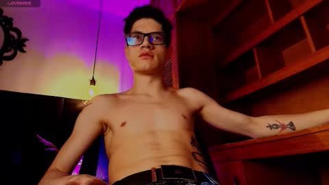 Snapshot of wolfan_sky chatting on 10-29-25, 11:45 W O L F online show from 10-29-25, 11:45