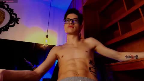 Snapshot of wolfan_sky chatting on 10-31-25, 11:44 W O L F online show from 10-31-25, 11:44