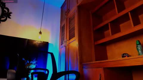 Snapshot of wolfan_sky chatting on 11-04-25, 12:04 W O L F online show from 11-04-25, 12:04