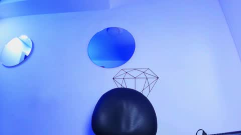 Snapshot of wolfan_sky chatting on 11-21-25, 11:42 W O L F online show from 11-21-25, 11:42