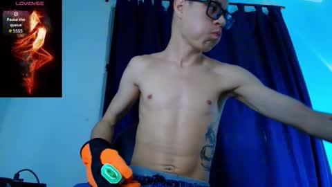 Snapshot of wolfan_sky chatting on 12-02-25, 11:37 W O L F online show from 12-02-25, 11:37