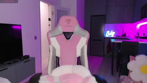 Emi online show from 12-19-25, 04:03