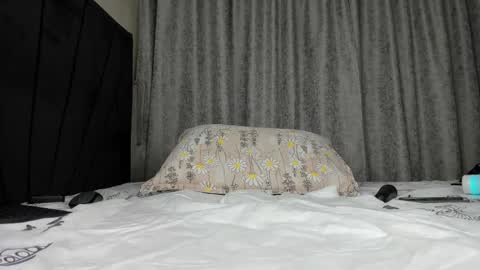 Snapshot of wowsquirt chatting on 10-10-25, 02:43 online show from 10-10-25, 02:43