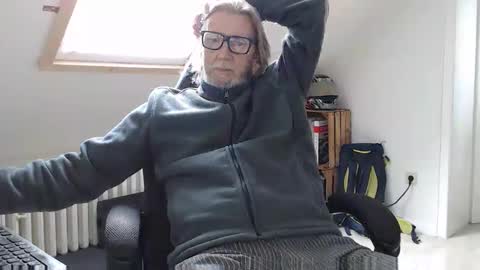 Snapshot of wyattearp64 chatting on 11-18-25, 12:42 WyattEarp64 online show from 11-18-25, 12:42