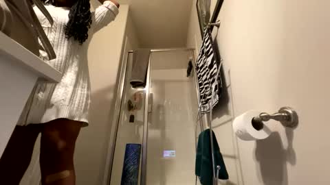 Snapshot of wynterheat chatting on 01-17-26, 12:37 Wynter Heat online show from 01-17-26, 12:37