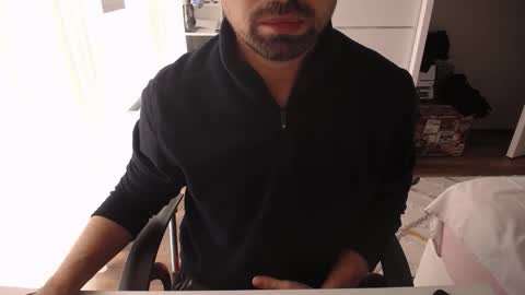 Snapshot of x_____0_____x chatting on 10-15-25, 11:43 Mr. Lonely online show from 10-15-25, 11:43