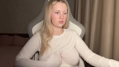 Snapshot of x__ivy_x chatting on 11-19-25, 04:18 eva online show from 11-19-25, 04:18