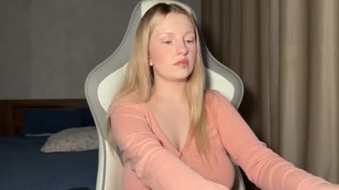 Snapshot of x__ivy_x chatting on 11-30-25, 04:33 eva online show from 11-30-25, 04:33