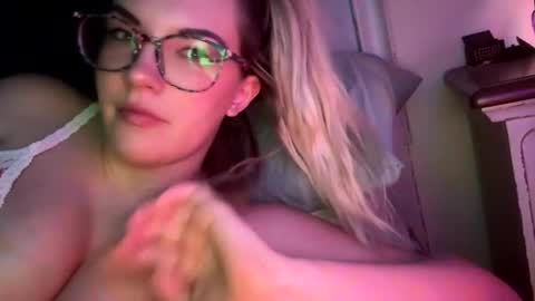 Snapshot of x_dreamgirl_x chatting on 12-12-24, 03:43 Mariah online show from 12-12-24, 03:43