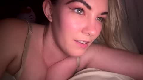 Snapshot of x_dreamgirl_x chatting on 01-09-25, 06:38 Mariah online show from 01-09-25, 06:38