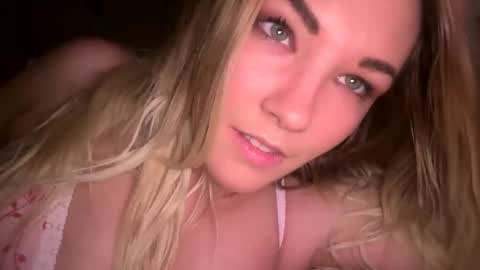 Snapshot of x_dreamgirl_x chatting on 01-11-25, 07:06 Mariah online show from 01-11-25, 07:06