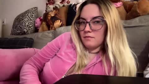 Snapshot of x_dreamgirl_x chatting on 02-03-25, 01:09 Mariah online show from 02-03-25, 01:09