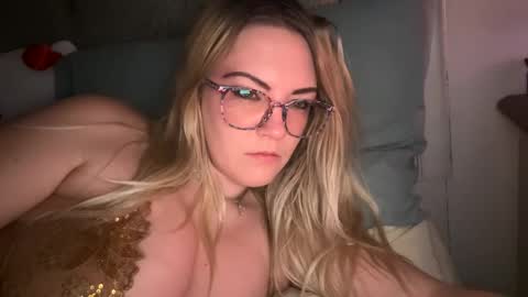 Snapshot of x_dreamgirl_x chatting on 02-09-25, 08:22 Mariah online show from 02-09-25, 08:22