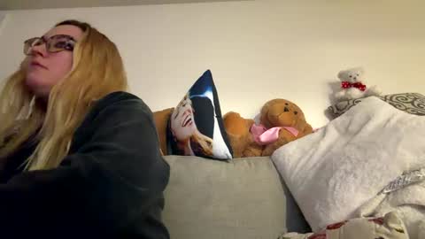 Snapshot of x_dreamgirl_x chatting on 10-08-25, 06:11 Mariah online show from 10-08-25, 06:11