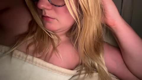 Snapshot of x_dreamgirl_x chatting on 10-19-25, 10:38 Mariah online show from 10-19-25, 10:38