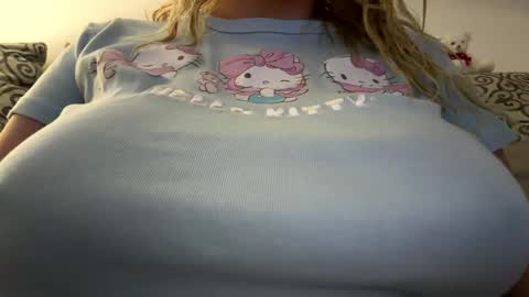 Snapshot of x_dreamgirl_x chatting on 10-23-25, 12:54 Mariah online show from 10-23-25, 12:54