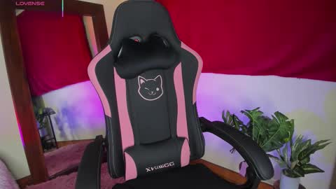 Snapshot of xemily_hardy chatting on 10-15-25, 10:43 Kanae. online show from 10-15-25, 10:43