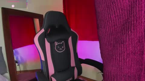 Snapshot of xemily_hardy chatting on 10-20-25, 01:17 Kanae. online show from 10-20-25, 01:17