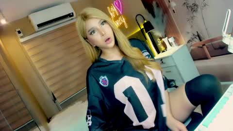 Snapshot of xhey_honeyx chatting on 06-08-26, 05:52 hey honey online show from 06-08-26, 05:52
