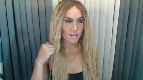 GWEN THOMPSON .......   online show from 12-02-24, 10:01