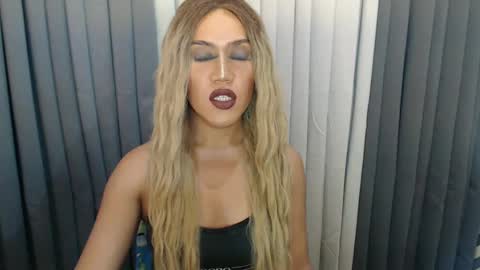 GWEN THOMPSON .......   online show from 12-09-24, 11:56