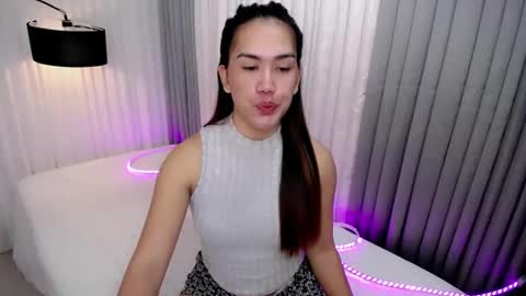 GWEN THOMPSON .......   online show from 09-10-25, 04:18