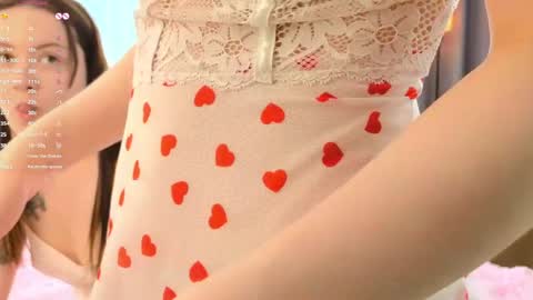 Snapshot of xiaobrunscheen chatting on 04-30-26, 04:08 Luna and Lina online show from 04-30-26, 04:08