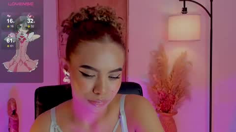 Snapshot of ximena_sotto1 chatting on 12-27-24, 03:53 camila online show from 12-27-24, 03:53