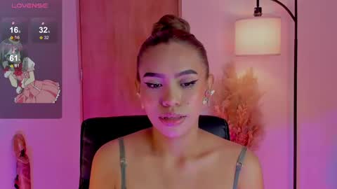 Snapshot of ximena_sotto1 chatting on 01-10-25, 04:33 camila online show from 01-10-25, 04:33