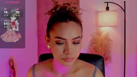 Snapshot of ximena_sotto1 chatting on 02-14-25, 09:43 camila online show from 02-14-25, 09:43