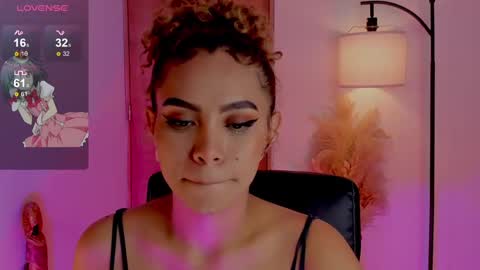 Snapshot of ximena_sotto1 chatting on 02-16-25, 03:58 camila online show from 02-16-25, 03:58