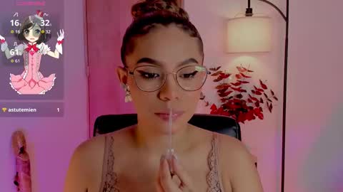 Snapshot of ximena_sotto1 chatting on 09-26-25, 08:35 camila online show from 09-26-25, 08:35