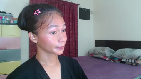 Snapshot of xlovely_destinyx chatting on 02-11-25, 11:33 Alice online show from 02-11-25, 11:33