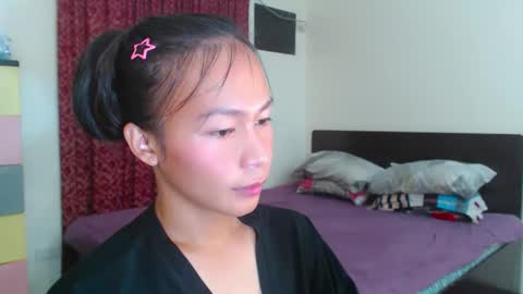 Snapshot of xlovely_destinyx chatting on 02-13-25, 10:00 Alice online show from 02-13-25, 10:00