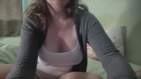 Snapshot of xlunasexyx chatting on 10-21-25, 04:24 Luna online show from 10-21-25, 04:24