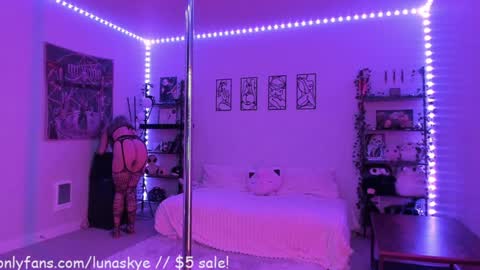 Snapshot of xlunaskye chatting on 11-10-25, 10:36 online show from 11-10-25, 10:36