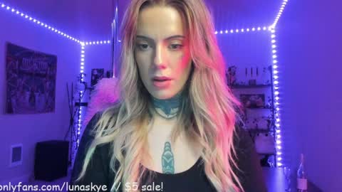 Snapshot of xlunaskye chatting on 11-11-25, 07:52 online show from 11-11-25, 07:52