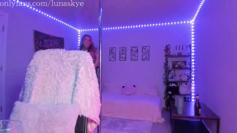 Snapshot of xlunaskye chatting on 11-12-25, 07:53 online show from 11-12-25, 07:53