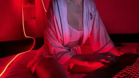 Snapshot of xmollylovex chatting on 12-05-25, 06:26 XMollyLoveX online show from 12-05-25, 06:26