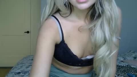 Snapshot of xoxolala32 chatting on 05-10-26, 09:31 Lacey Loo online show from 05-10-26, 09:31