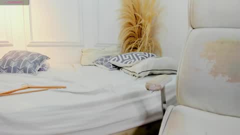 Snapshot of xrystal_and_danne chatting on 01-29-25, 11:35 Xrystal and Danne online show from 01-29-25, 11:35