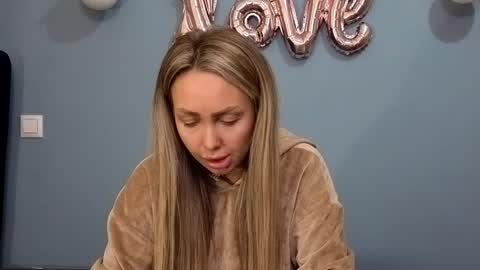 Snapshot of xsexycouples chatting on 02-26-25, 01:43 AnnaMaee online show from 02-26-25, 01:43