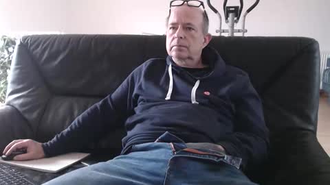 Snapshot of xtommix69 chatting on 12-14-25, 10:09 xtommix69 online show from 12-14-25, 10:09