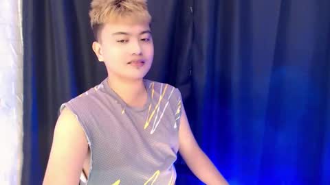 Snapshot of xxhotloyd_cummerx chatting on 10-27-25, 02:43 Loyd online show from 10-27-25, 02:43